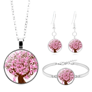 Détail d'un ensemble bijoux argenté avec arbre de vie ruban rose pour cancer du sein