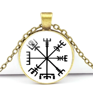 Vintage Wikinger Kompass Vegvisir Anhänger Halskette mit Bronzekette auf weißem Grund