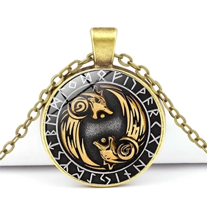 Detailansicht Wikinger Kompass Anhänger mit goldenen Wölfen und Runen an Bronze Kette