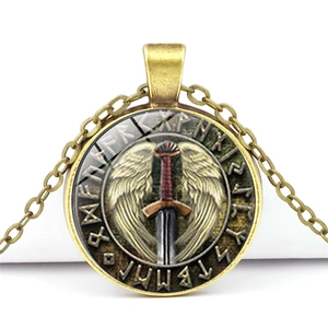 Makroaufnahme von Bronze-Wikinger-Kompassanhänger mit Flügel-Schwert und Runen-Details