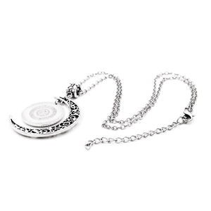 Collier argenté avec pendentif demi-lune évidé, serti rond et chaîne réglable en métal