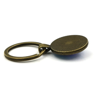 Porte-clés manette de jeu en alliage bronze rétro avec base en métal texturé vintage