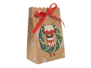 Detalle de bolsa de regalo de Navidad en papel kraft marrón con copos de nieve y lazo rojo