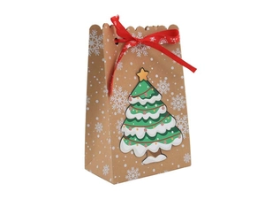 Detalle de bolsa de regalo de Navidad en papel kraft con árbol 3D y lazo de seda rojo