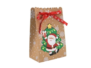 Detalle de bolsa de regalo navideña de papel kraft con copos blancos y lazo de cinta roja