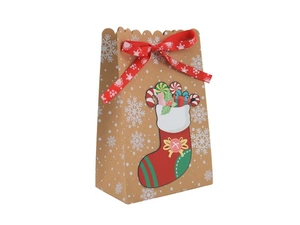 Detalle de bolsa de regalo de Navidad de papel kraft con copos y lazo de cinta roja