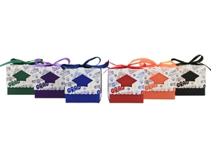 Détail de boîtes cadeaux de remise de diplôme colorées avec nœuds et découpes