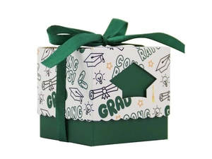 Détail boîte cadeau diplôme avec découpe chapeau, ruban vert et imprimé félicitations
