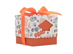 Vue détaillée de la boîte cadeau de graduation orange avec ruban et motifs festifs