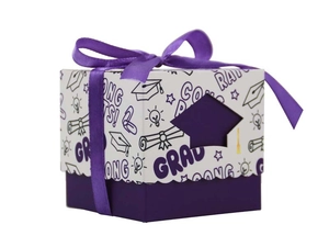 Détail de la boîte cadeau de remise des diplômes avec ruban violet et motifs de chapeau
