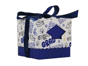 Gros plan d'une boîte cadeau de diplôme avec ruban bleu marine et motif Congrats