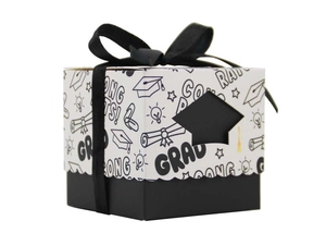 Détail de la boîte à bonbons de remise des diplômes avec ruban noir et imprimé