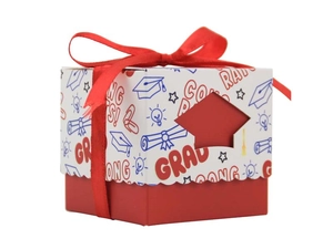 Détail de boîte cadeau de remise des diplômes avec ruban rouge et fenêtre découpée