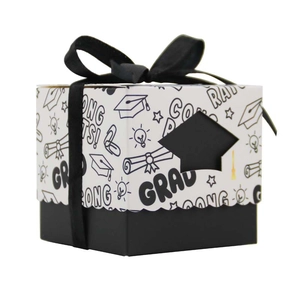 Scatola regalo laurea quadrata con nastro nero e scritte Congrats Grad sul coperchio