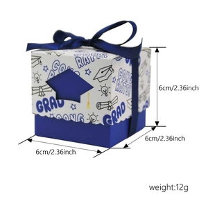 Boîte cadeau diplôme carrée 6cm avec ruban bleu et motifs félicitations gravés