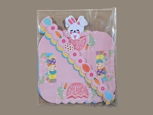 Details der Osterhasen Papier Geschenkkörbe mit bunten Eiern und Karotten in der Verpackung