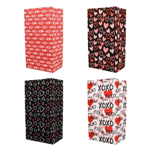 Geschenktüten zum Valentinstag mit roten Herzmustern und XOXO-Druck auf weißem Papier