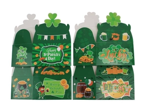 Vue à plat de boîtes à bonbons Saint-Patrick avec trèfles et motifs de fête