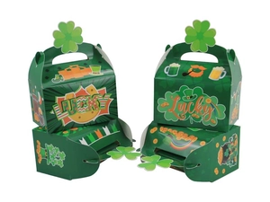 Détail de boîtes cadeaux Saint-Patrick avec motifs de trèfle à quatre feuilles et arc-en-ciel