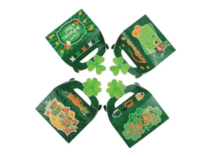 Gros plan sur boîtes cadeaux St. Patrick avec motifs de trèfles verts et de chance