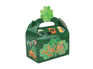 Détail macro du coffret cadeau Saint-Patrick avec motifs porte-bonheur et trèfles