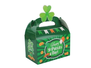 Détail de la boîte cadeau de la Saint-Patrick avec poignée trèfle et motifs irlandais