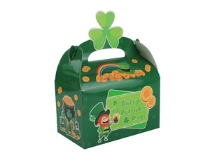 Vue détaillée de la boîte cadeau Saint-Patrick avec poignée trèfle et motifs festifs