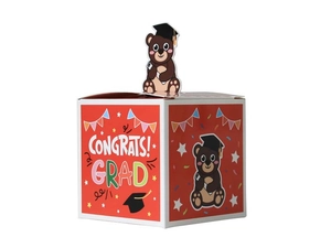 Detail der roten Geschenkbox zum Abschluss mit 3D-Bär und Congrats Grad Aufschrift