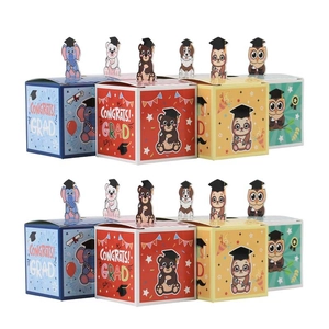 Set aus 3D-Abschlussgeschenkboxen mit Comic-Tieren und Congrats Grad Slogans