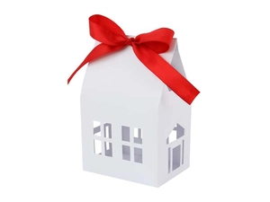 Détail d'une boîte cadeau blanche en forme de maison avec fenêtres découpées et ruban rouge