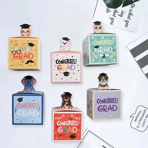 Set mit 6 bunten Abschluss-Geschenkboxen mit Cartoon-Tieren und Congrats Grad Text