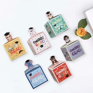 Set aus sechs bunten 3D Cartoon Tier Abschluss Geschenkboxen mit Congrats Grad Aufschrift