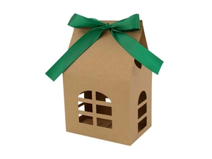 Détail d'une boîte cadeau en papier kraft en forme de maison avec fenêtres creuses