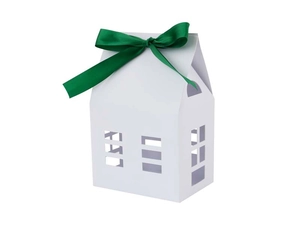 Détail d'une boîte cadeau blanche en forme de maison avec fenêtres et ruban vert foncé