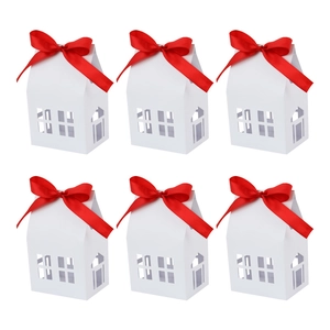 Lot de six boîtes cadeaux blanches en forme de maison avec nœuds rouges et fenêtres