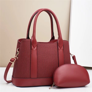 Détail du sac à main bordeaux en cuir PU texturé et sa petite pochette assortie