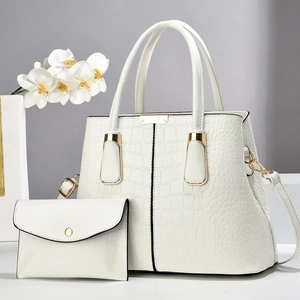 Elegante juego de bolsos blancos con relieve de cocodrilo, detalles dorados y sobre a juego