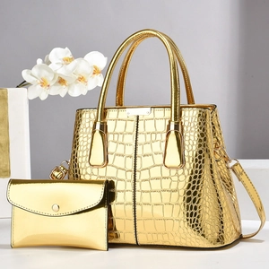 Bolso de mano dorado brillante con diseño de cocodrilo y sobre de mano a juego