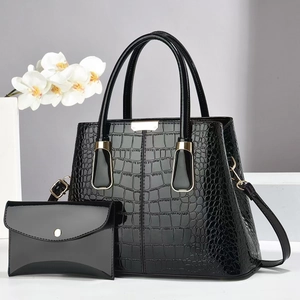 Elegante juego de bolsos en charol negro con textura de piedra y accesorios dorados