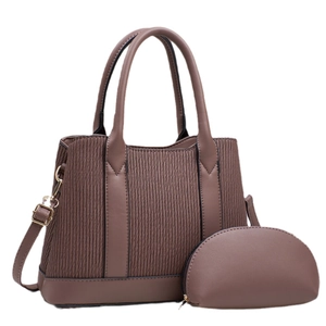 Ensemble sac à main en cuir marron texturé avec coutures contrastées et boucle dorée