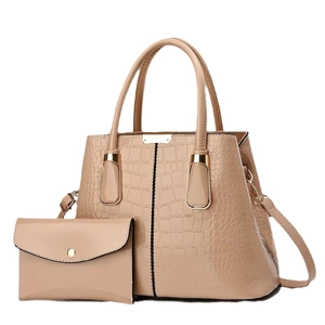 Conjunto de bolso beige en cuero charol con diseño de cocodrilo y herrajes dorados