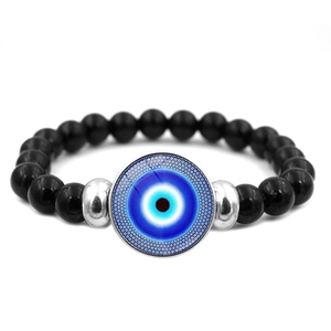 Nahaufnahme der türkischen Evil Eye Perlenarmband mit schwarzen Steinen und Silber