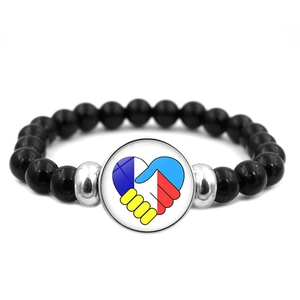 Pulsera de cuentas corazón bandera Ucrania con piedras negras pulidas y dije