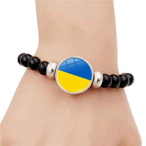 Vista detallada del colgante de la bandera de Ucrania en pulsera de cuentas negras