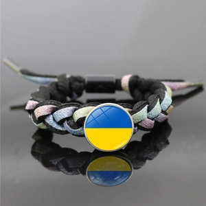 Handgemaakte Oekraïne vlag armband met zwart gevlochten touw en kleurrijke glitter accenten