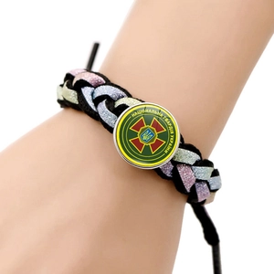 Macro-opname van handgeweven armband met embleem van de Oekraïense Nationale Garde