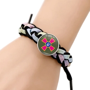 Detail van handgeweven armband met Oekraïens militair embleem en kleurrijke glitterkoorden