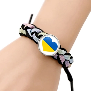 Handgemaakte geweven armband met blauw-gele hart hanger en zwart gevlochten koordje