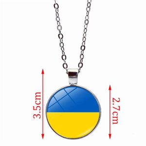 Detailansicht der Ukraine-Flaggen-Halskette mit Maßen von 2,7 cm Durchmesser und 3,5 cm Höhe