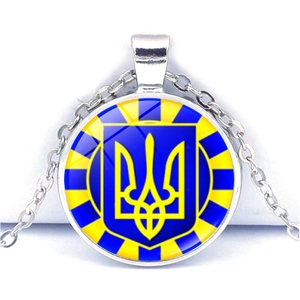 Nahaufnahme des Anhängers mit Wappen der Ukraine und blau-gelbem Hintergrund